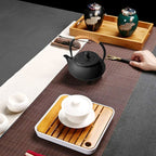 Théière en Fonte Japonaise Noir sur une table 