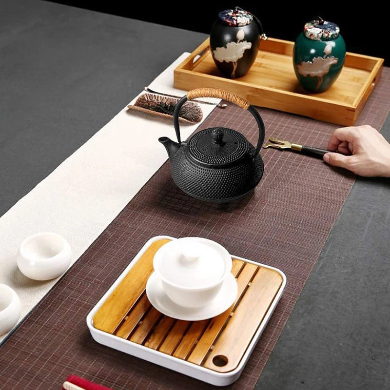 Théière en Fonte Japonaise Noir sur une table 