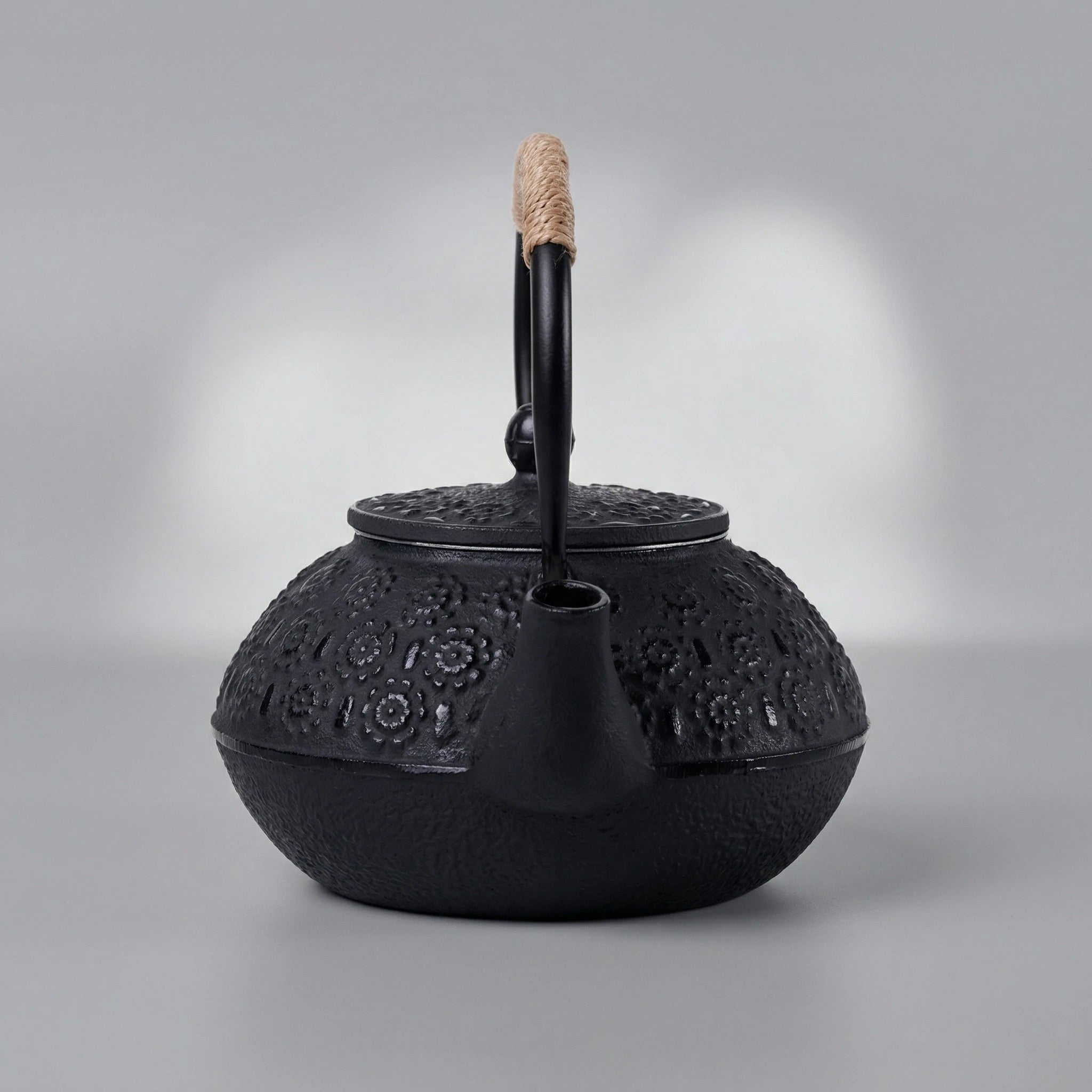 Théière en Fonte Noir Florale vue sur le bec 