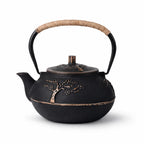 Théière en Fonte Noir à Motif d'Arbre sur fond blanc 