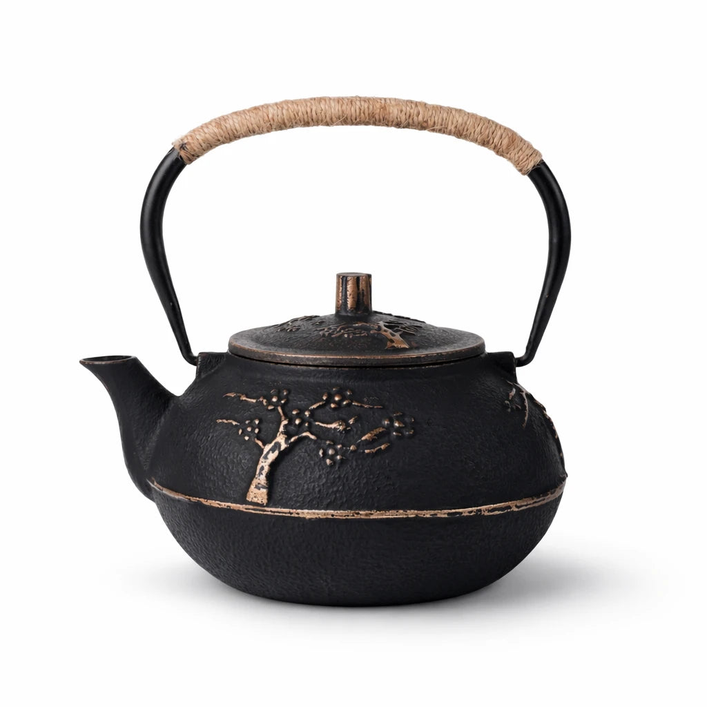 Théière en Fonte Noir à Motif d'Arbre sur fond blanc 