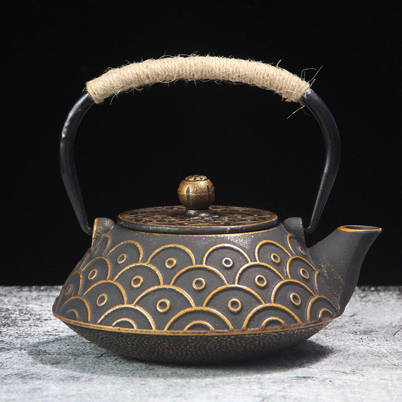 Théière en Fonte Noir et Or vue de l'autre côté 