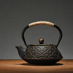 Théière en Fonte Noir et Or de face 