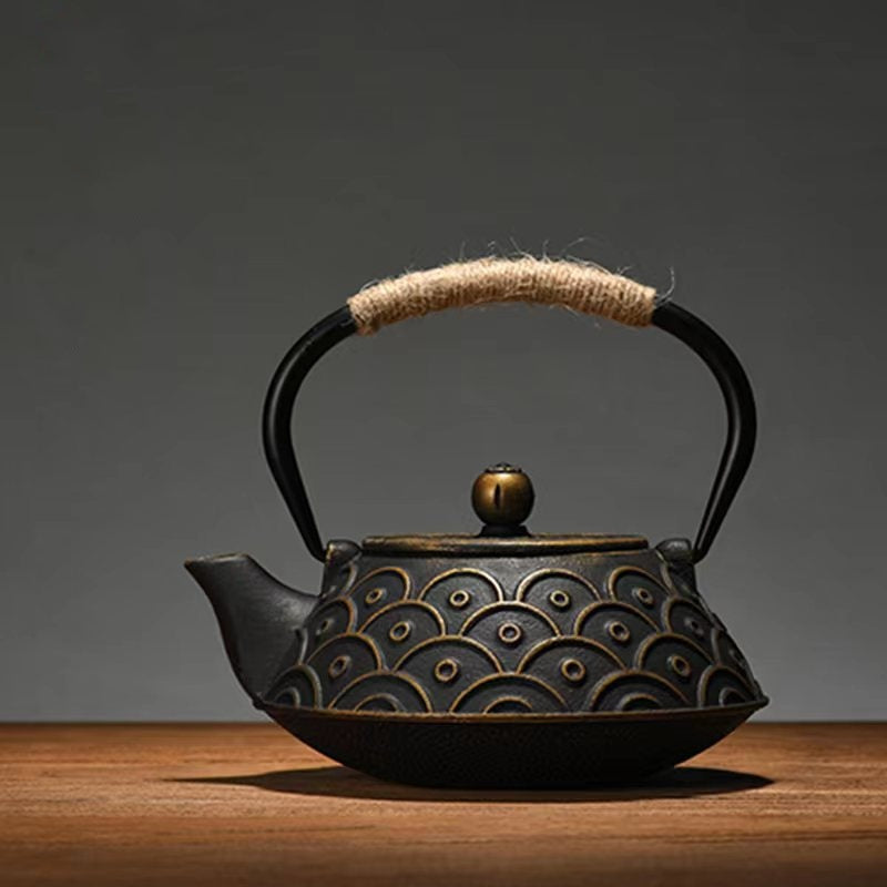 Théière en Fonte Noir et Or de face 