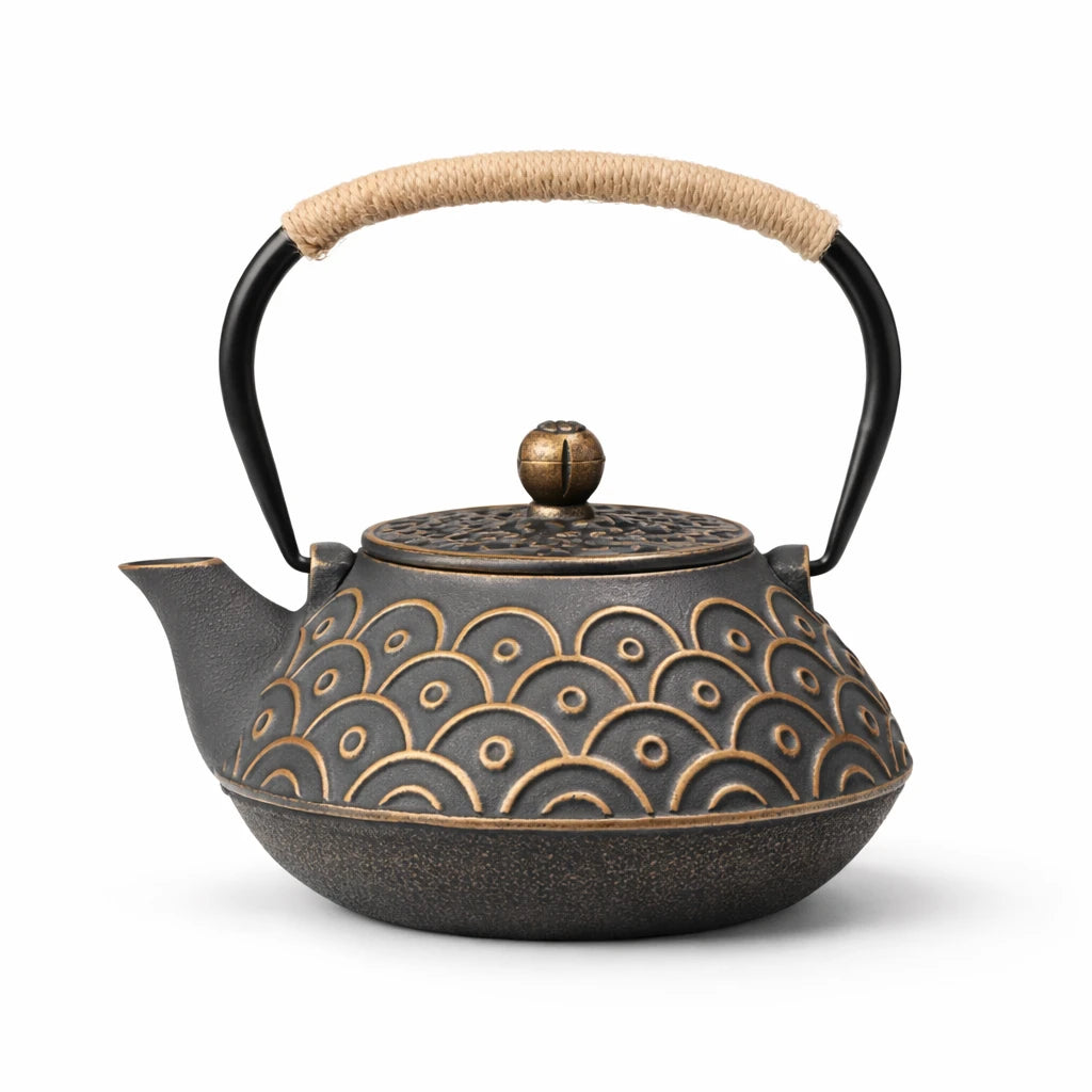Théière en Fonte Noir et Or sur fond blanc 