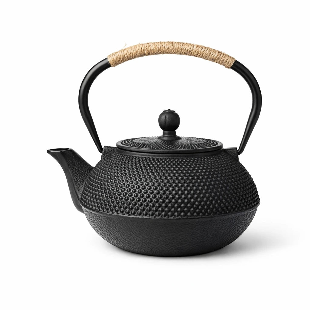 Théière en Fonte Noir  sur fond blanc 