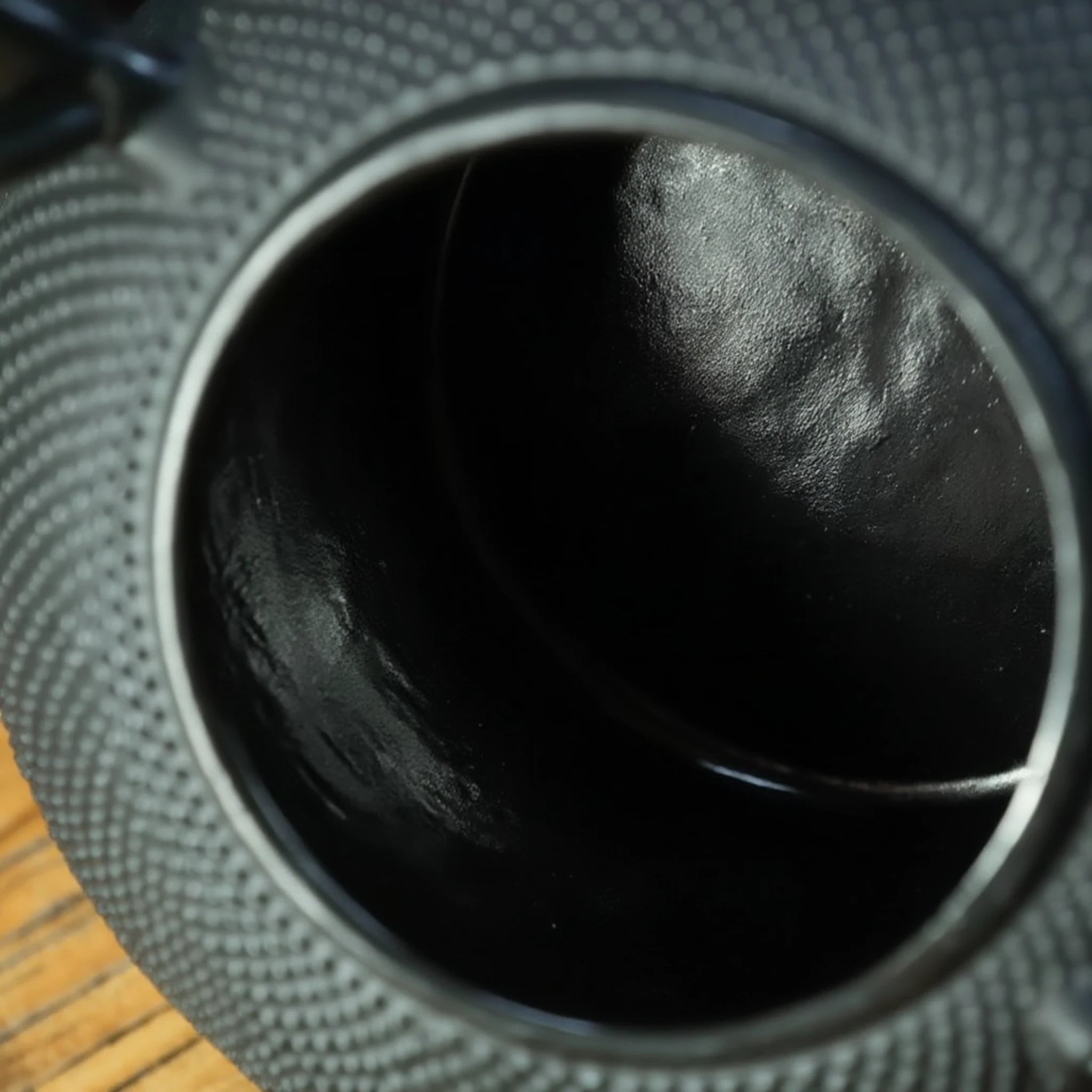 Théière en Fonte Noir  vue sur l'intérieur 