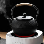 Théière en Fonte Noir sur socle blanc 