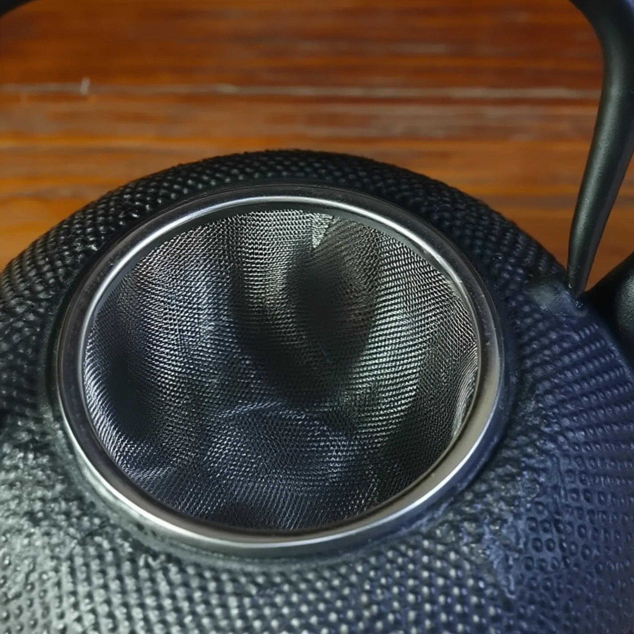 Théière en Fonte Noir vue sur le filtre 