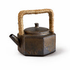 Théière en Grès Ancienne sur fond blanc 