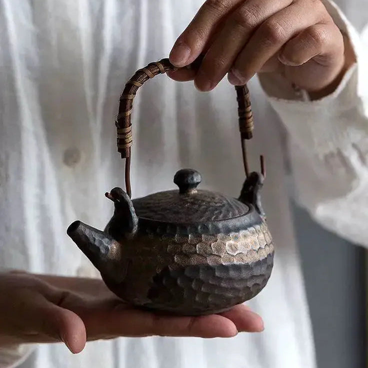 Théière en Grès avec Anse tenu par une main 