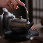 Théière en Grès avec Anse sur un socle 