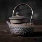 Théière en Grès avec Anse posée sur une table 