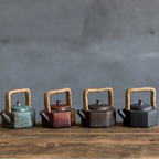 Théière en Grès rouge, bleu, ancien, noir Artisanal posée sur une table 