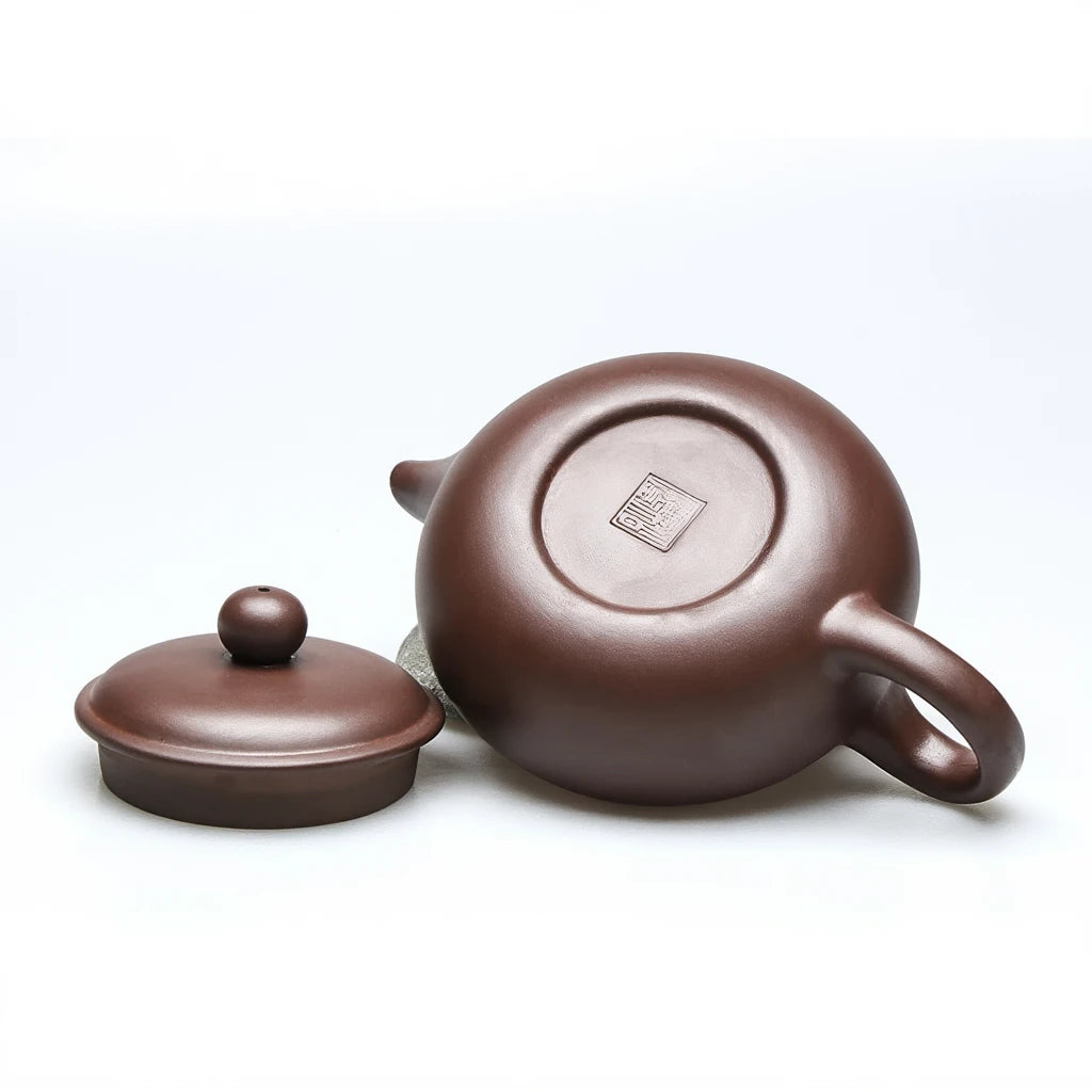 Théière en Terre Cuite de Yixing Marron vue sur le dessous de la théière 