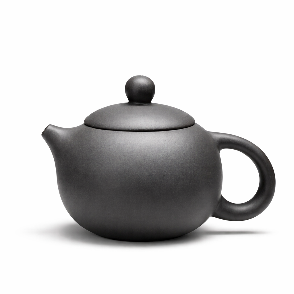 Théière en Terre Cuite de Yixing Ronde Noire sur fond blanc 