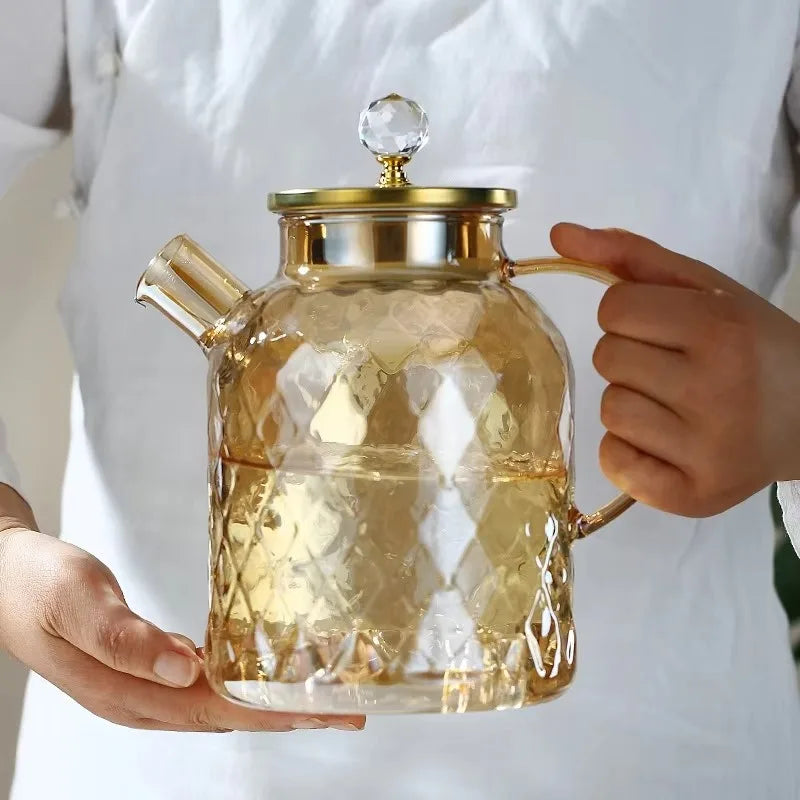 Théière en Verre Borosilicate Texturé tenu par des mains 
