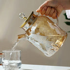Théière en Verre Borosilicate Texturé versant du thé 