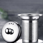 Théière en Verre Carré vue sur le filtre et le couvercle 