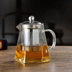 Théière en Verre Carré sur une table 