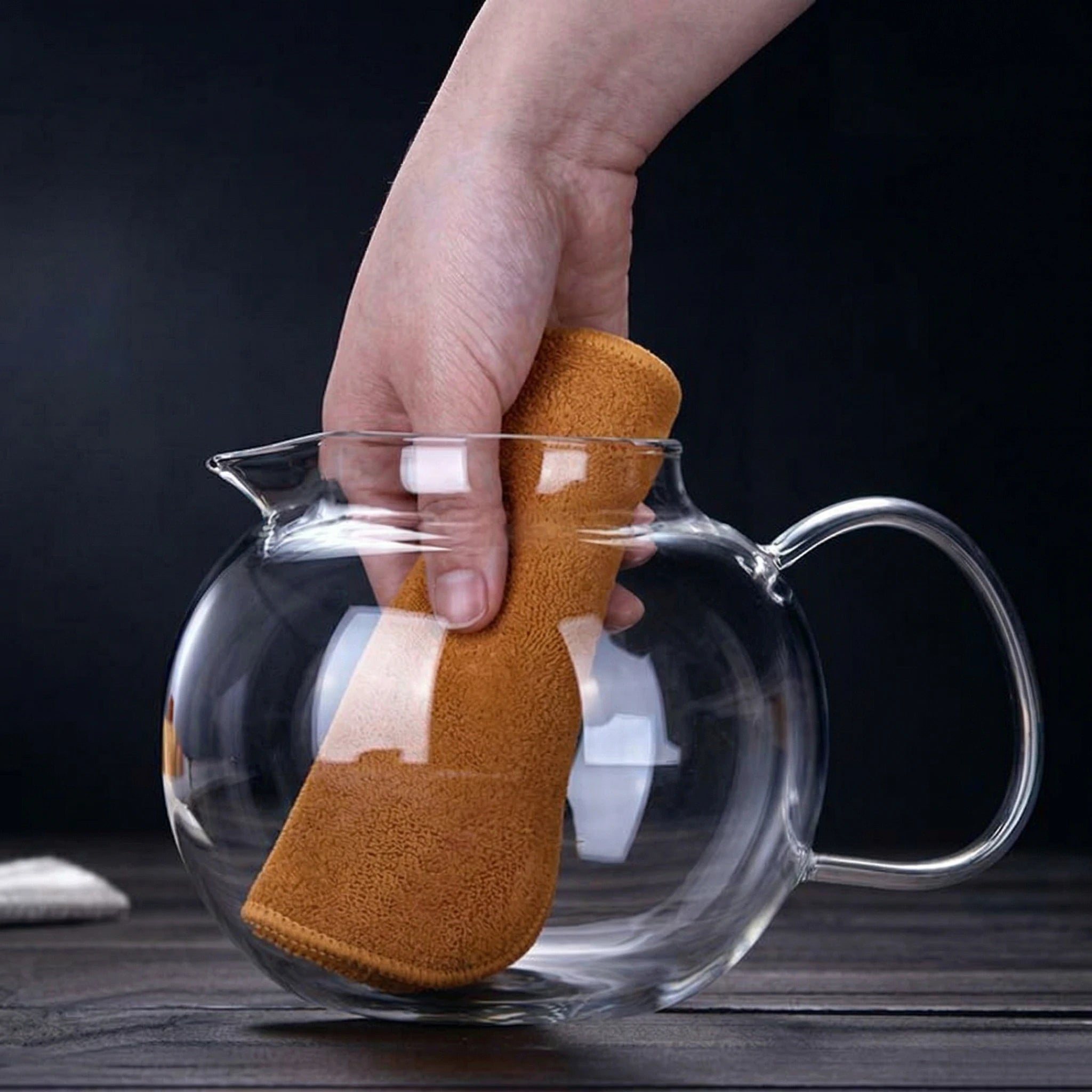 Théière en Verre Ronde main nettoyant l'intérieur 