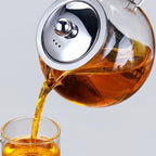 Théière en Verre Ronde versant du thé 