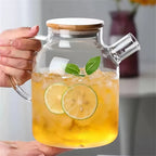 Théière en Verre Transparent dans une main 