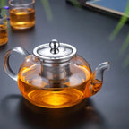 Théière en Verre avec Infuseur 600ml — 800ml sur une table 