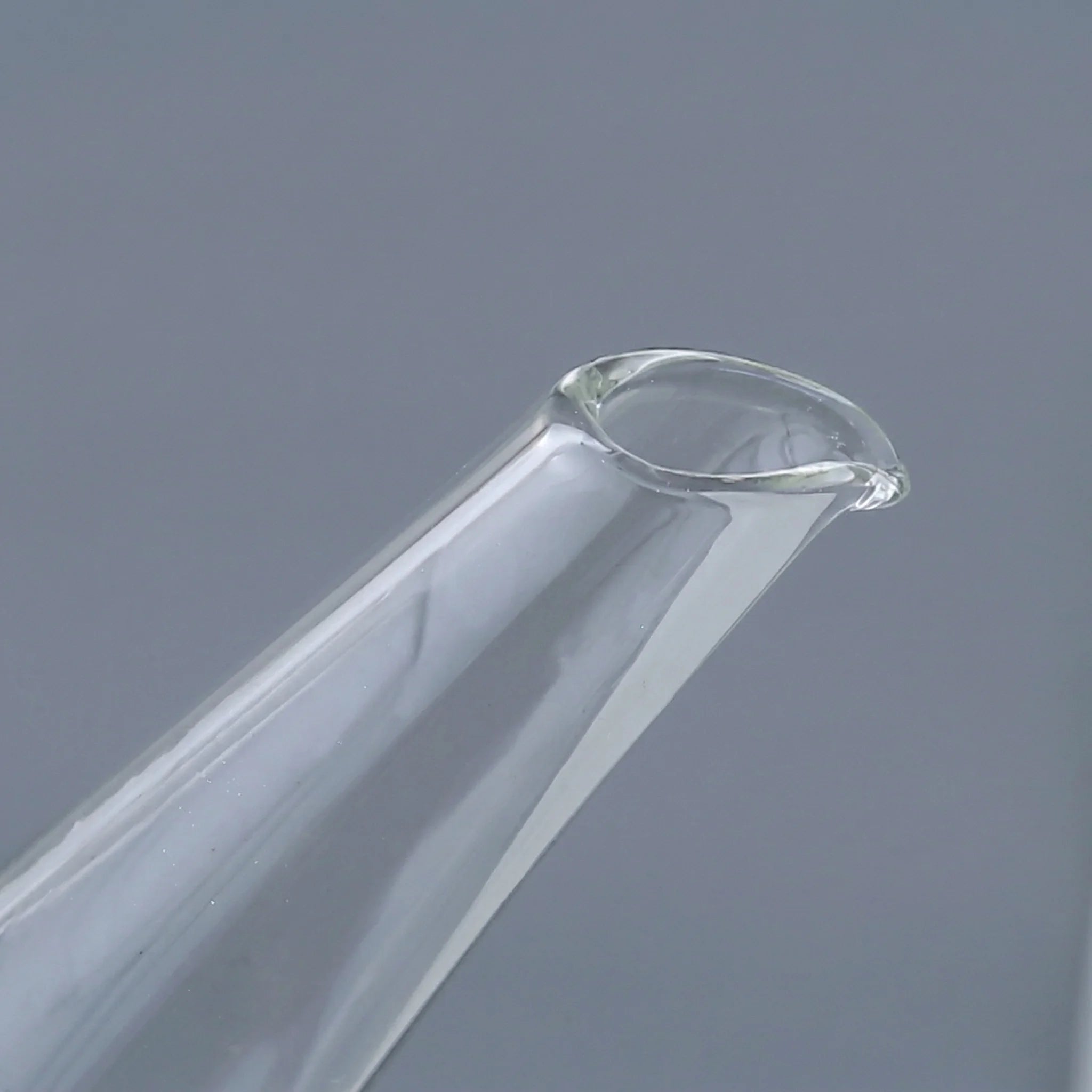 Théière en Verre avec filtre vue sur le bec 