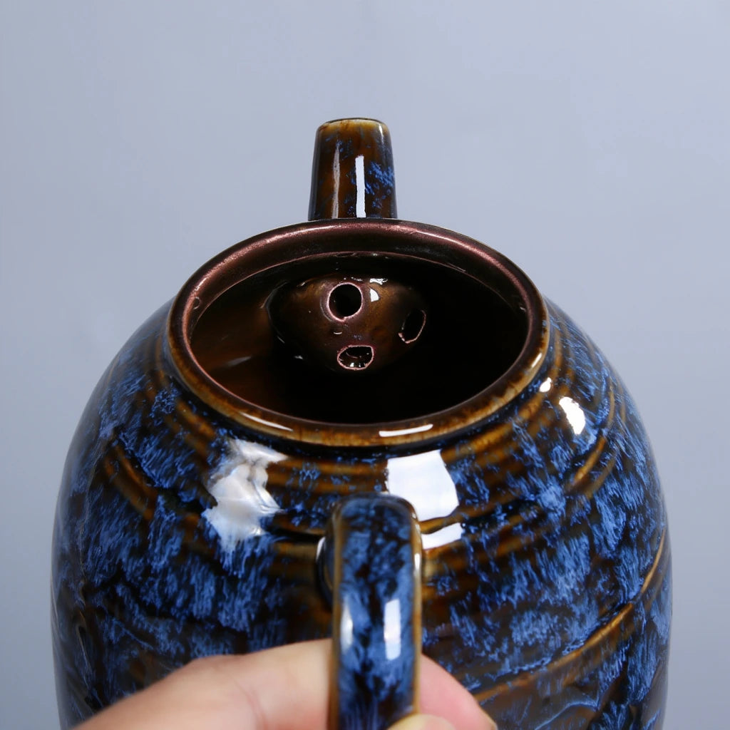 Théière en céramique bleu vue sur le filtre 