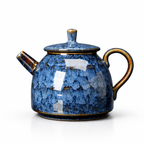 Théière en céramique bleu sur fond blanc 