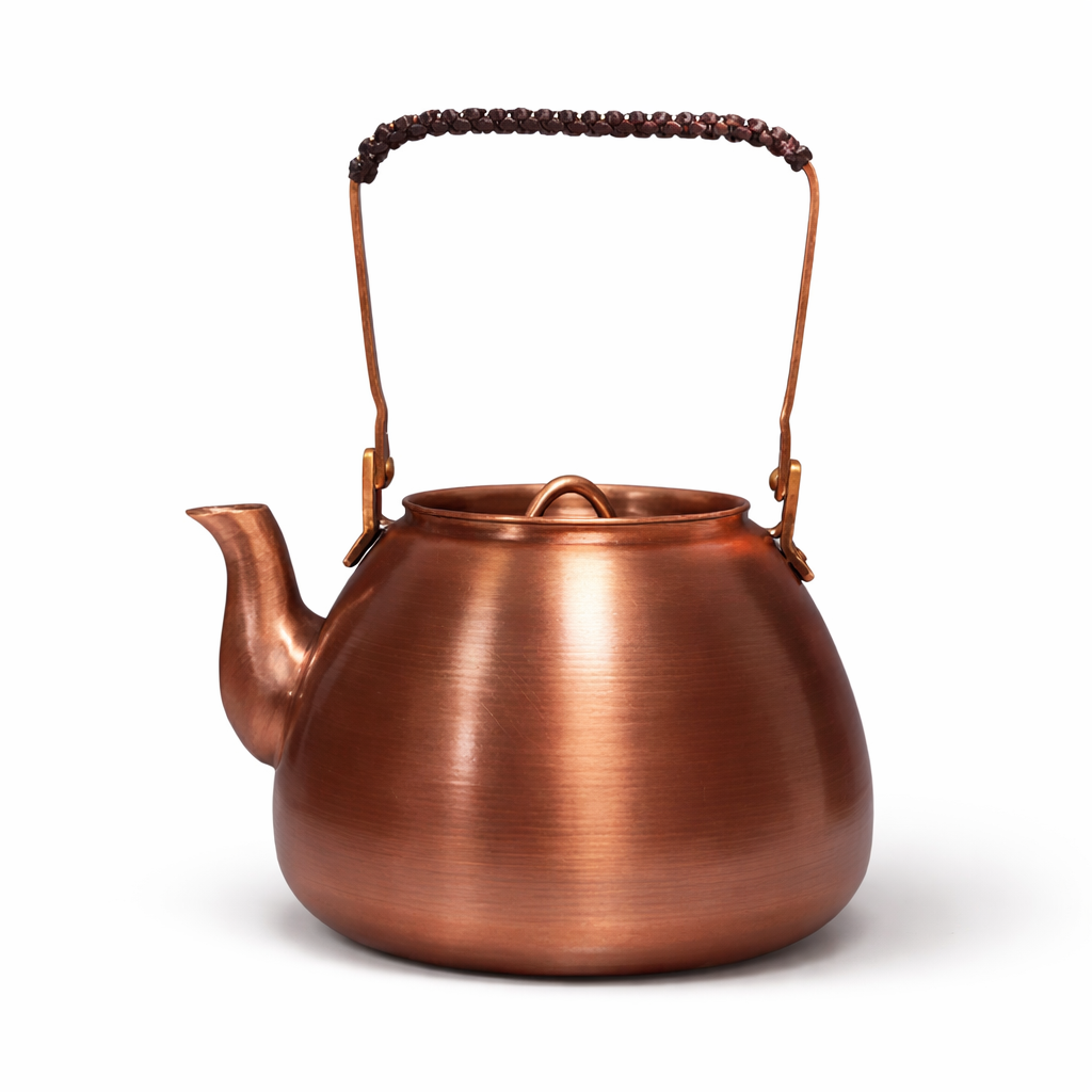 Théière en cuivre martelé sur fond blanc 