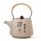Théière japonaise en Porcelaine sur fond blanc 