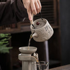 Théière japonaise en Porcelaine versant du thé 
