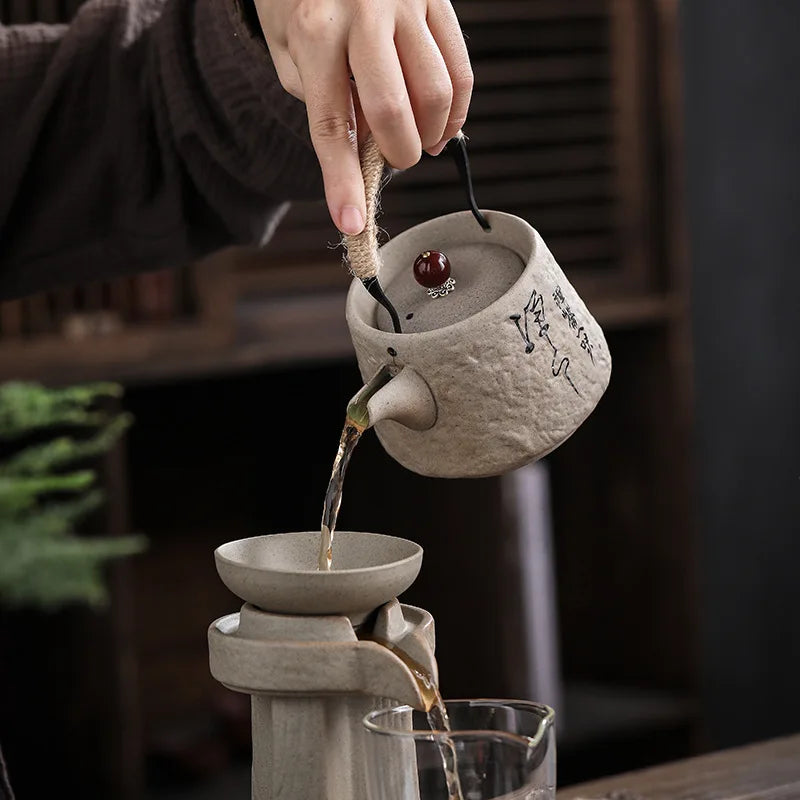 Théière japonaise en Porcelaine versant du thé 