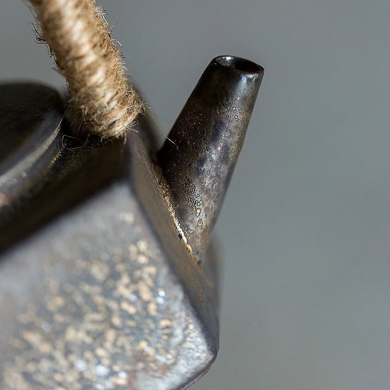 bec verseur de la théière en grès ancien 