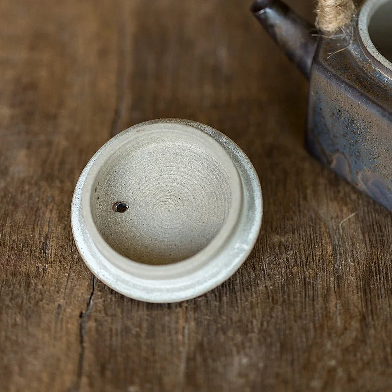 couvercle de la théière en grès ancienne 