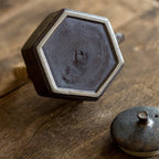 dessous d'une théière en grès couleur ancien avec son couvercle 