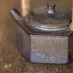 detail montrant de plus prés la théière en grès ancienne 