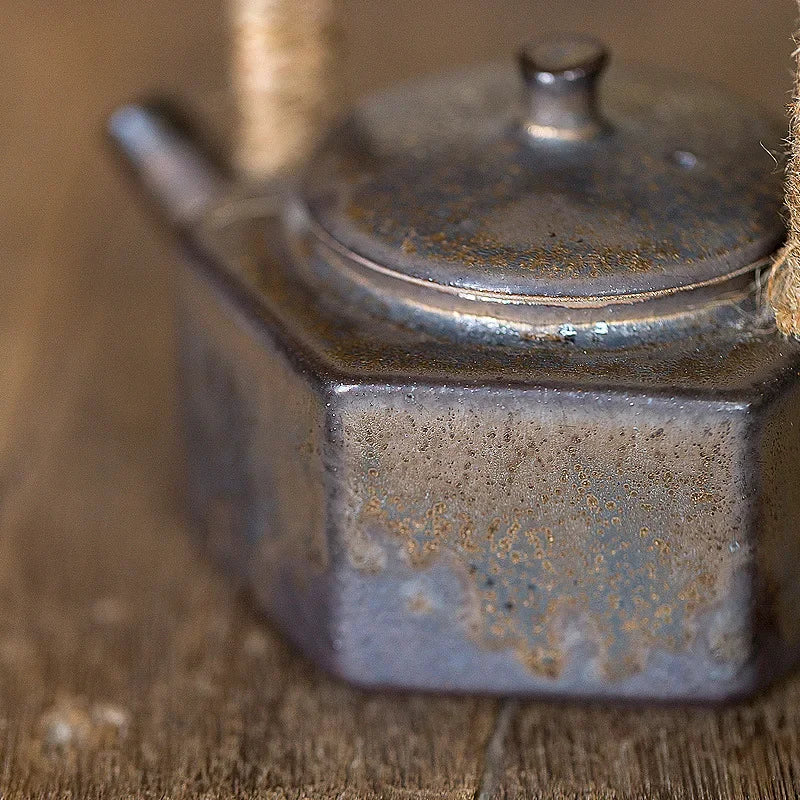 detail montrant de plus prés la théière en grès ancienne 