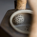 boule avec troue à l'intérieur de la théière en grès ancienne artisanal 