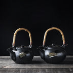 Théière Vintage Japonaise vue sur une table avec les deux capacités