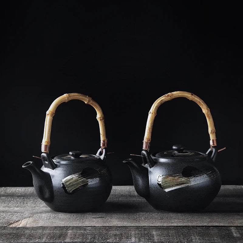 Théière Vintage Japonaise vue sur une table avec les deux capacités