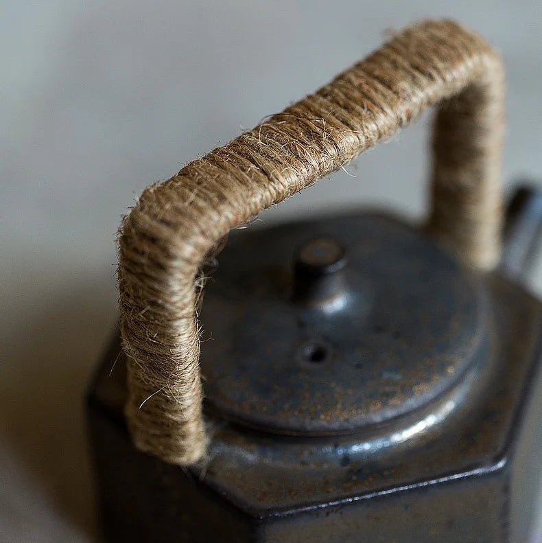 poignée de la théière en grès ancien 