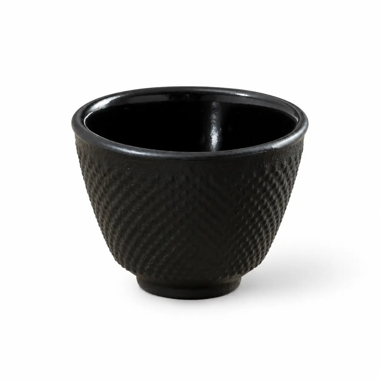 tasse a thé en fonte sur fond blanc 