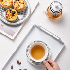 tasse de la théière solitaire en Verre Paris tenu par une main 