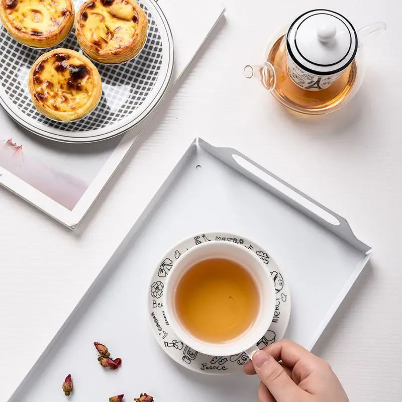 tasse de la théière solitaire en Verre Paris tenu par une main 