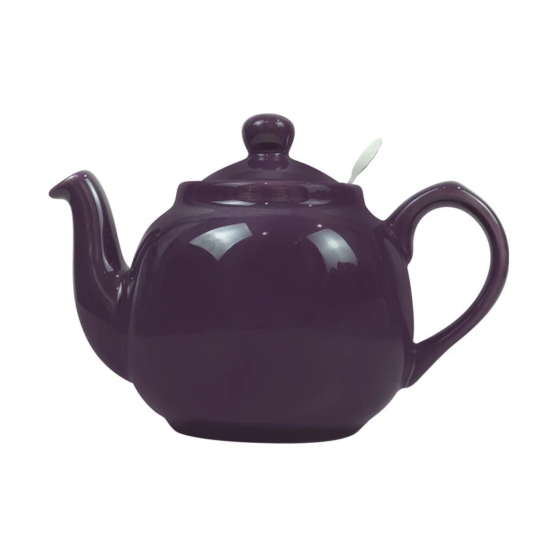 théière anglaise violette sur un fond blanc