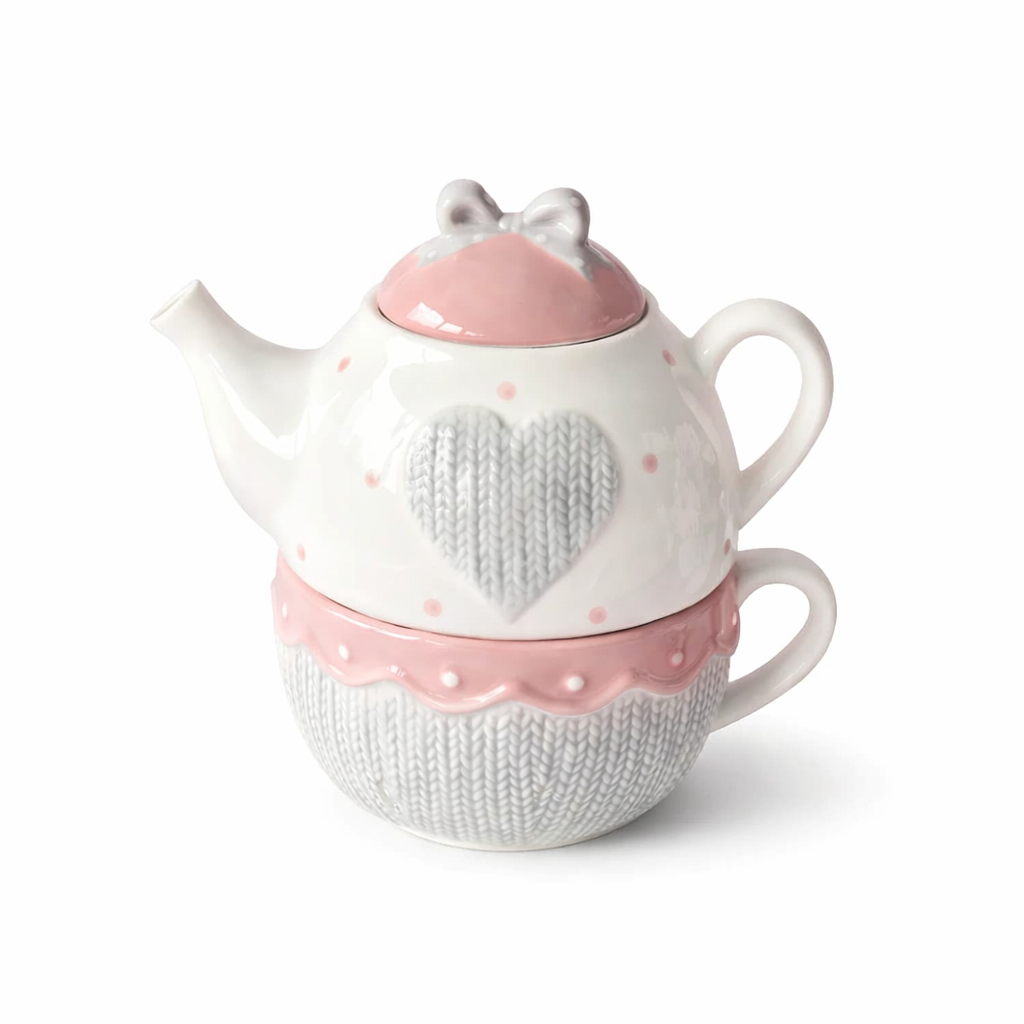 théière avec tasse sur fond blanc 