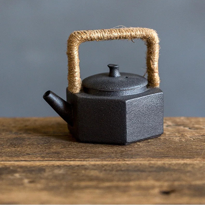 Théière en Grès Noir Artisanal posée sur une table 